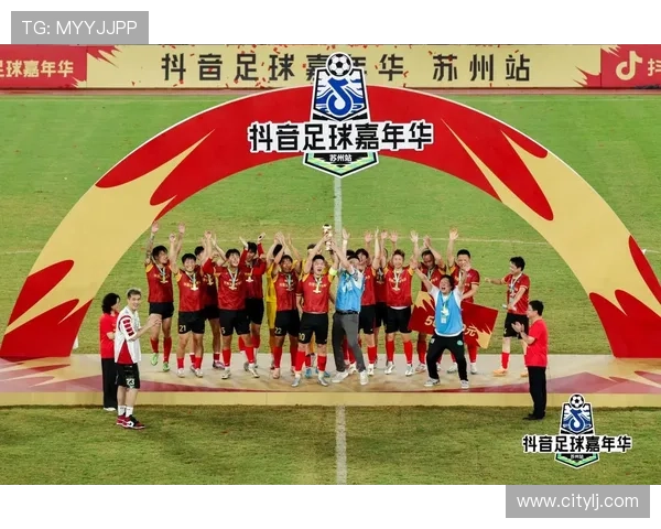 足球八大巨星合影珍藏版精选照片集 见证传奇球员的荣耀时刻